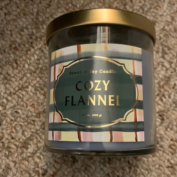 Cozy Flannel scented Soy candle - Picture 1 of 3